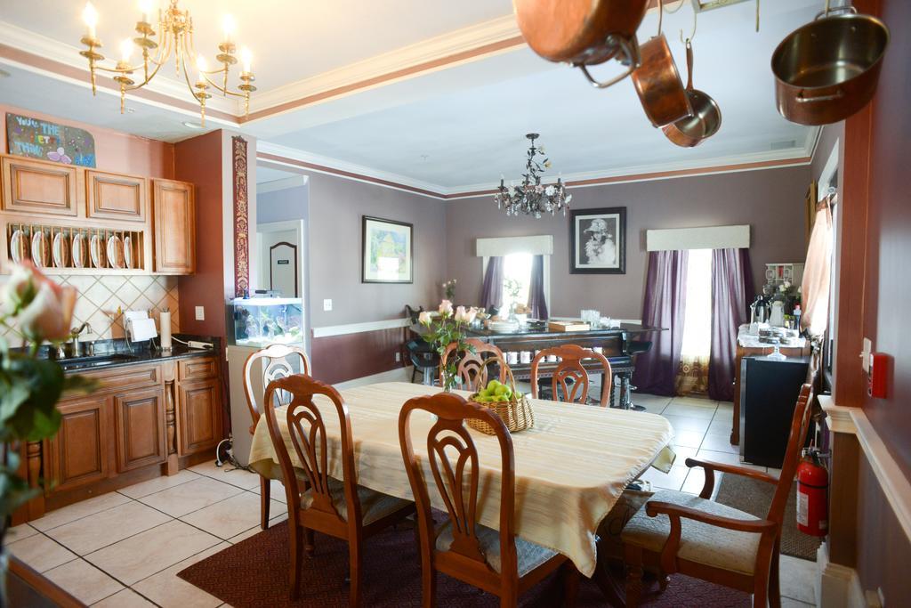Naomi'S Inn Bed & Breakfast Springfield Exterior photo